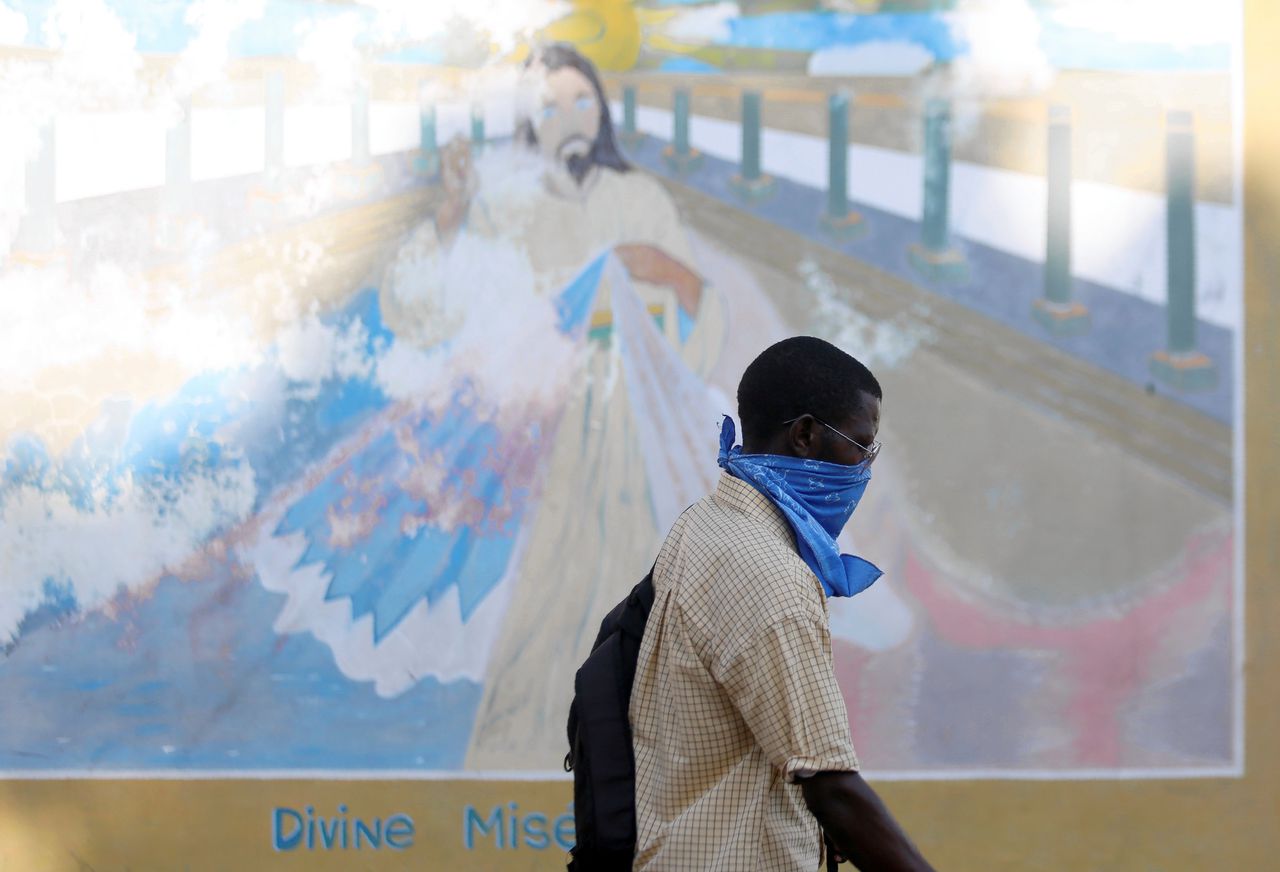 Een man met een bandana als mondkapje in Port-au-Prince, Haiti.