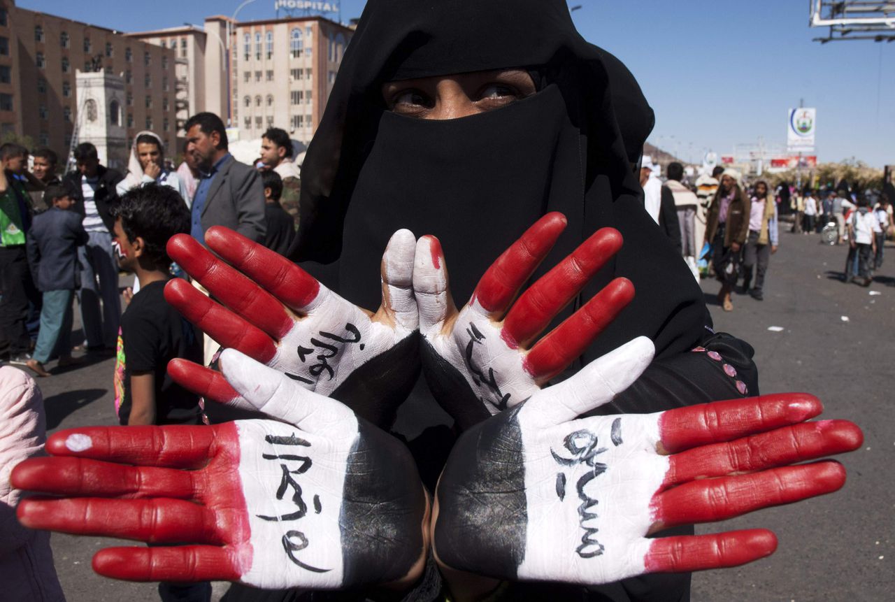 23 december: deze vrouwenhanden zijn in de kleuren van de Jemenitische vlag geverfd voor een betoging waarin geëist werd dat Saleh berecht wordt.