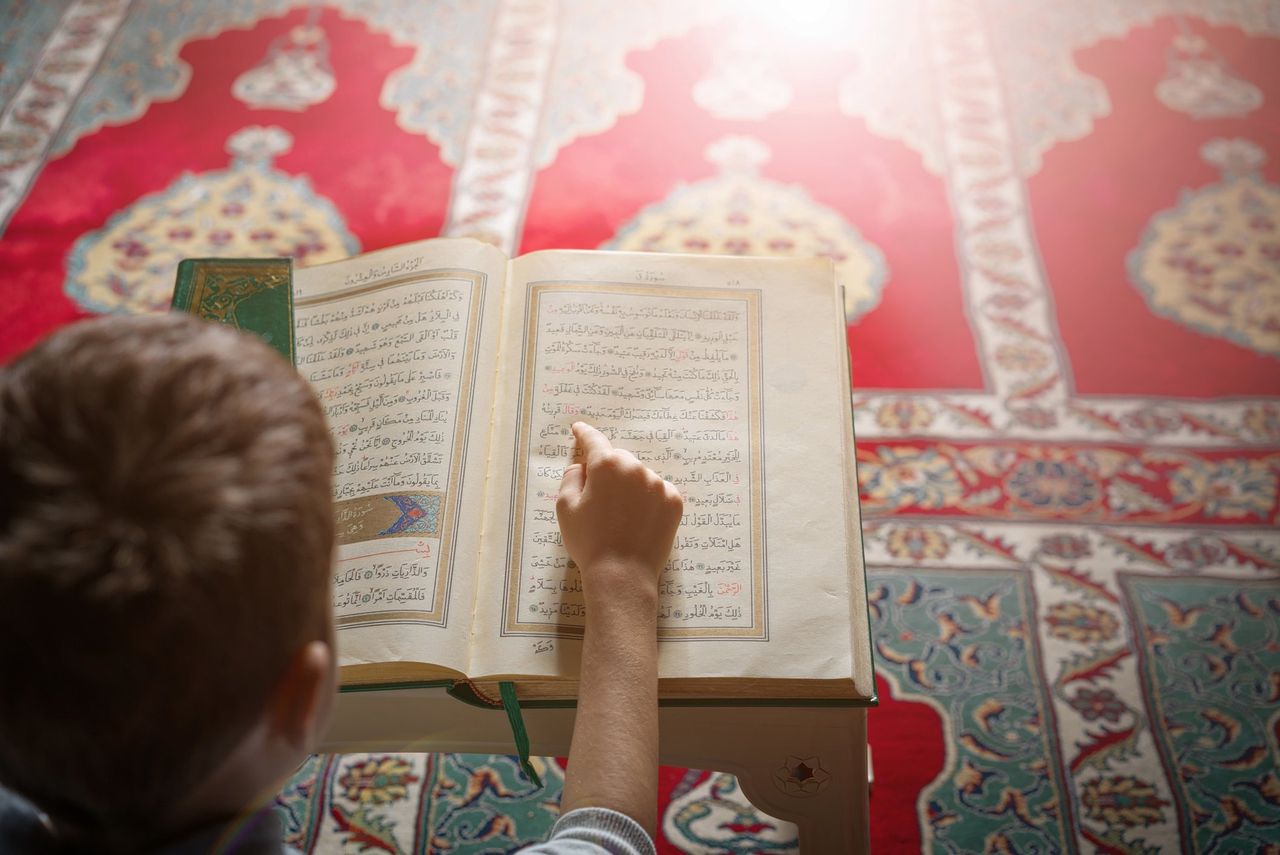 Een jongetje leert uit de Koran (ter illustratie).