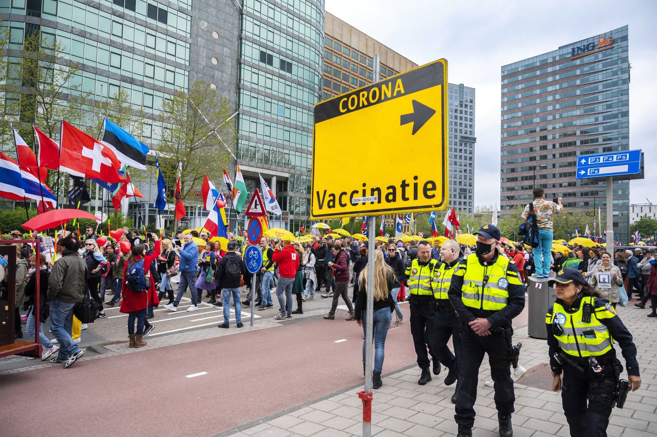 Betogers protesteren tegen de coronamaatregelen, lockdowns en vaccinatiepaspoorten in Amsterdam. De demonstratie werd 15 mei in verschillende steden wereldwijd gehouden.