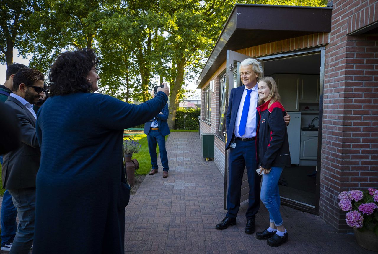 Caroline van der Plas (BBB) maakt een foto van PVV-leider Geert Wilders en de 17-jarige Rianne op het terrein van een veehouder.
