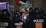 Demonstrant schwenkt am 18. Oktober in Berlin die palästinensische Flagge.  In vielen deutschen Städten sind solche Proteste verboten.  