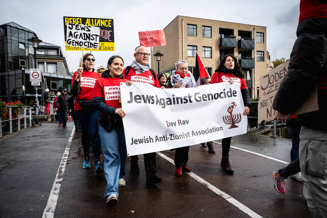 Schouderklopjes bij pro-Palestinademonstratie voor Joodse medebetogers. ‘Nu zijn we één groep, bewust zichtbaar’