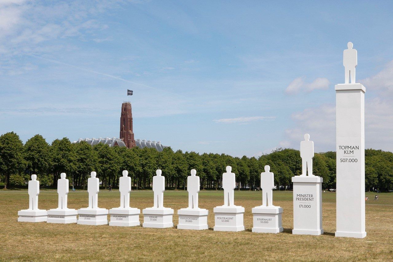 Yuri Veerman, ‘Dit zijn onze helden’, op het Malieveld in Den Haag. Van links naar rechts: vakkenvuller, kunstenaar, schoonmaker, vuilnisman, leraar, verpleegkundige, politie-agent, journalist, minister-president, topman KLM.