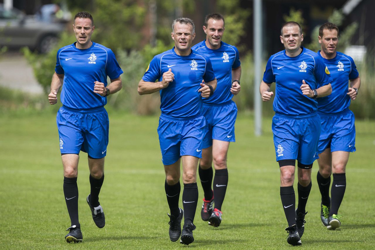 Scheidsrechter Björn Kuipers traint samen met zijn team voor het EURO 2016 in Frankrijk.