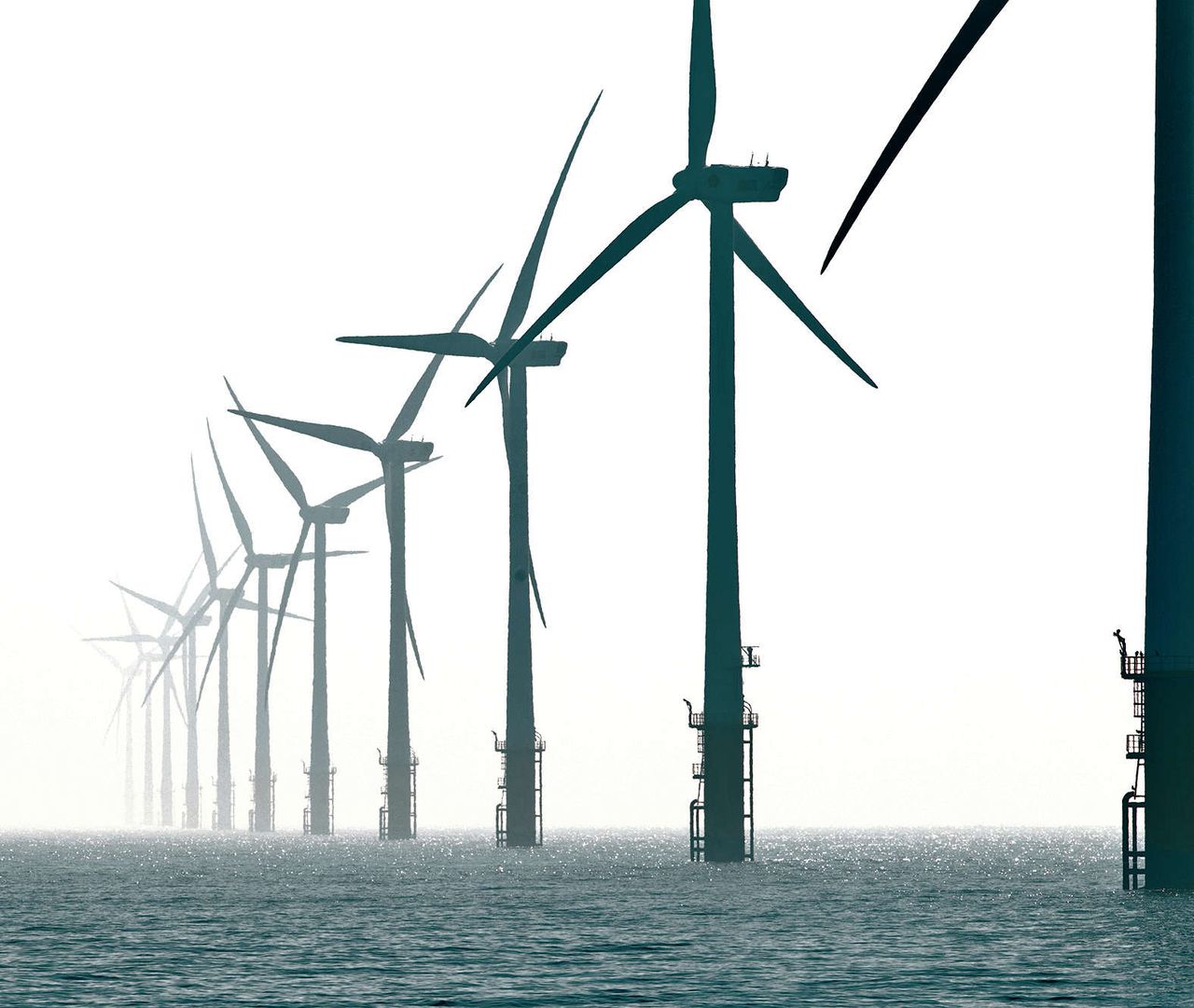 Het eerste Nederlandse windmolenpark in zee, bij Egmond aan Zee.