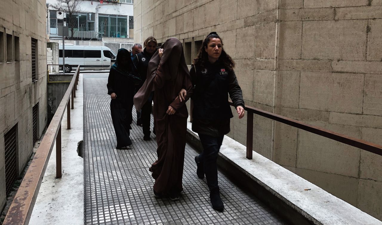 IS-uitreizigers Loes en Souad op weg naar de rechtbank. Om privacyredenen is de achterste vrouw op de foto door NRC onherkenbaar gemaakt.