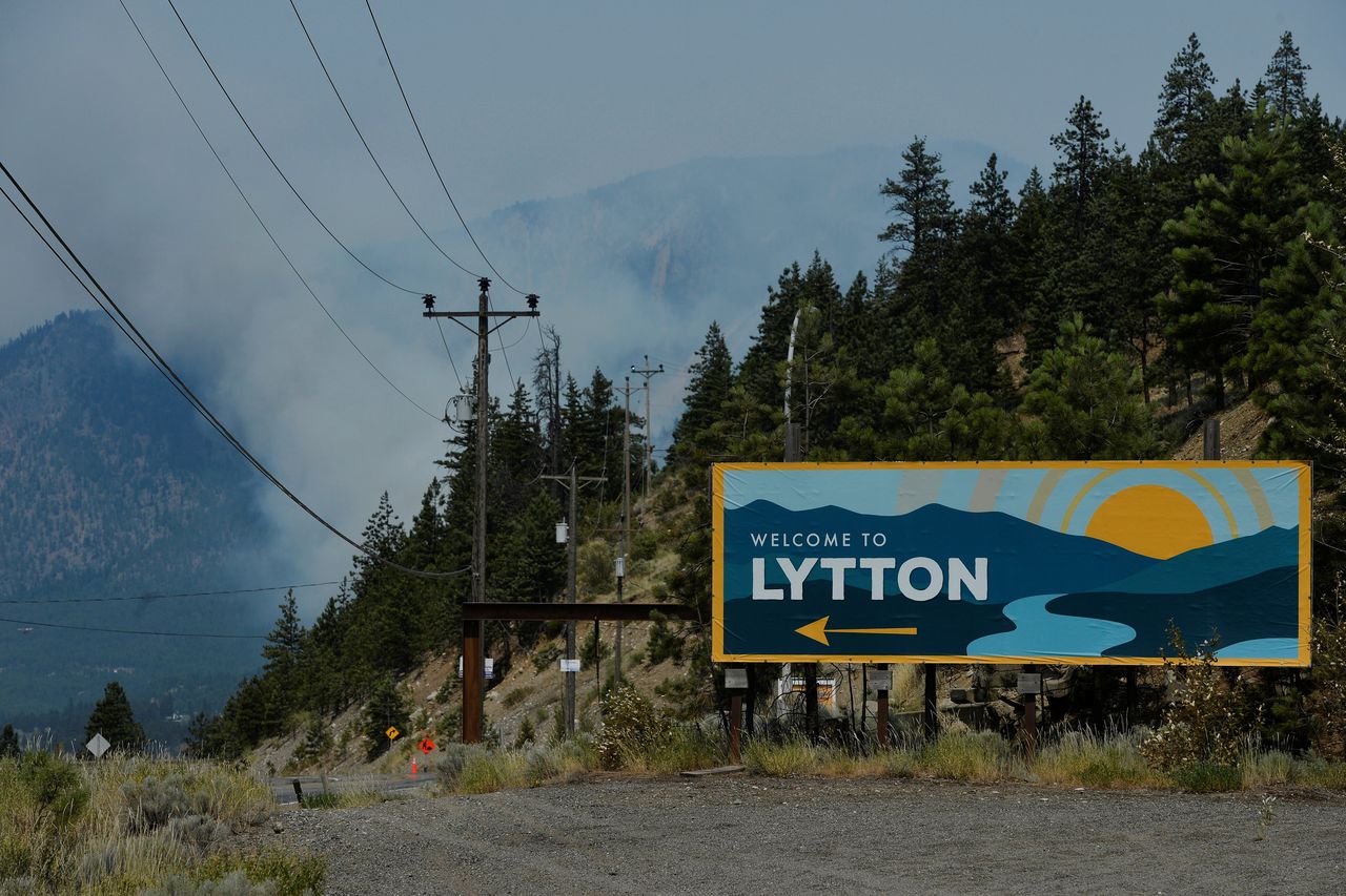 In het Canadese dorp Lytton werd afgelopen week het landelijke hitterecord verbroken. Een natuurbrand heeft het dorp vervolgens bijna helemaal verwoest.