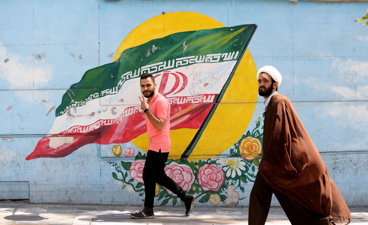 Muurschildering van de Iraanse vlag in Teheran