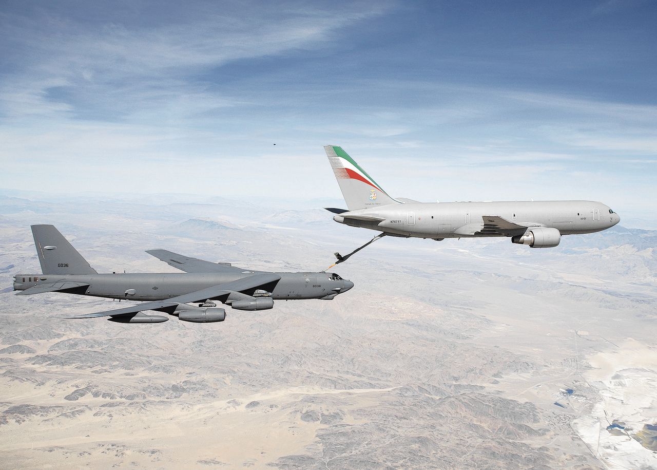 Een B-52 bommenwerper wordt bijgetankt door een KC-767. De toestellen zijn even lang: 48,5 meter.