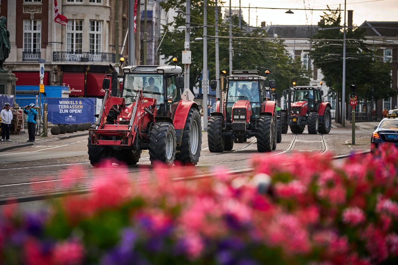 Boeren bij het Binnenhof, demonstrerend tegen het voerplan van landbouwminister Schouten.