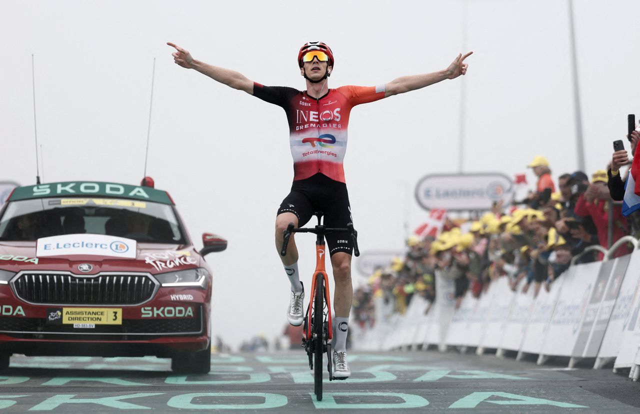 Debutant Thymen Arensman stunt: Nederlander wint veertiende etappe Tour de France