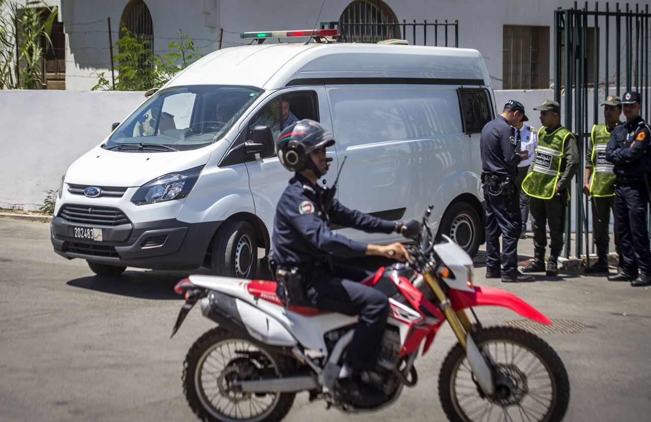 Een busje met verdachten van de moord komt aan bij de rechtbank in Sale, bij Rabat.