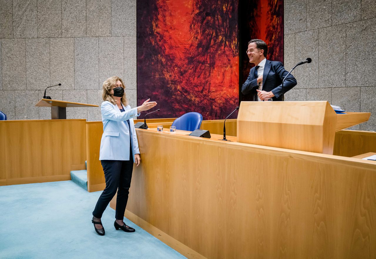 Kamervoorzitter Vera Bergkamp en demissionair premier Mark Rutte in de Tweede Kamer tijdens een debat over de ontwikkelingen rondom het coronavirus.
