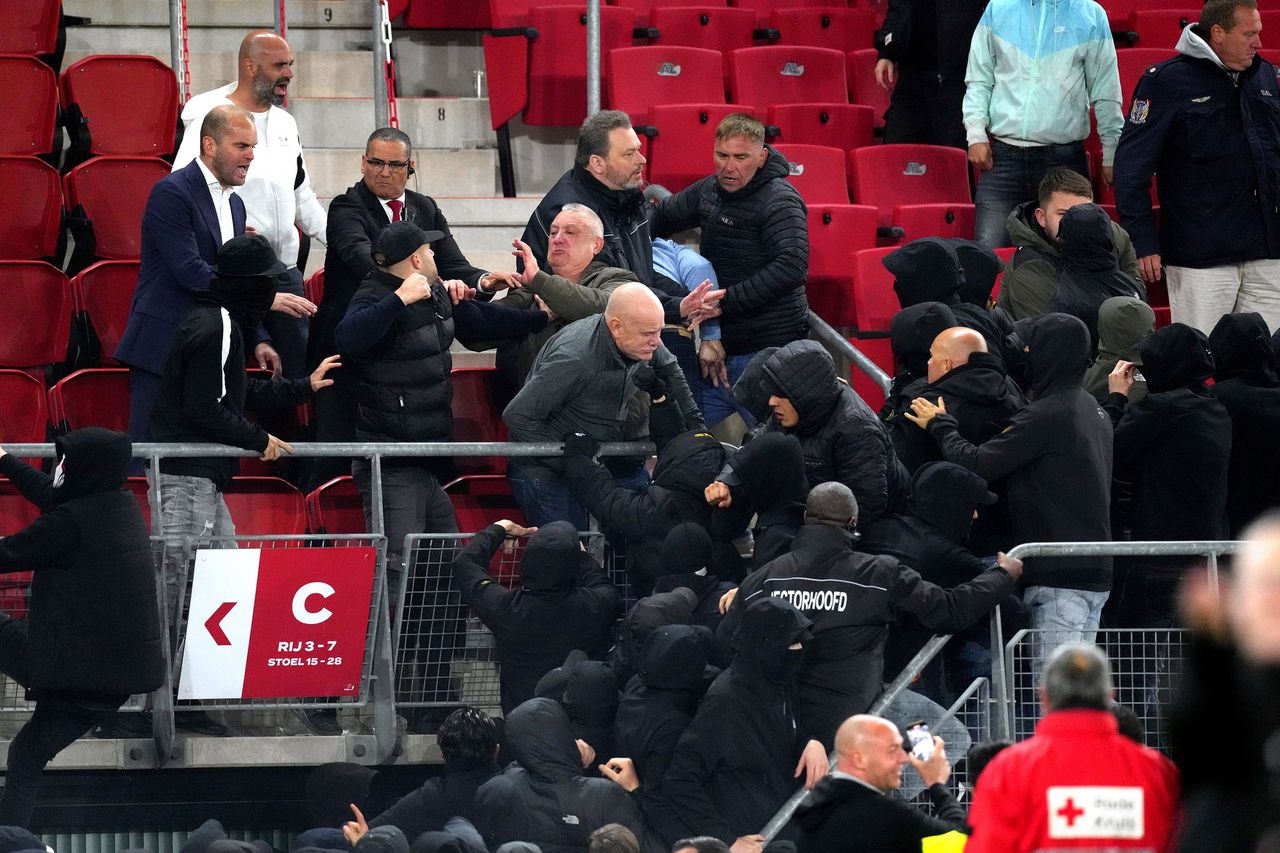 Gevangenisstraffen voor voetbalhooligans die geweld pleegden bij Europese AZ-nederlaag 