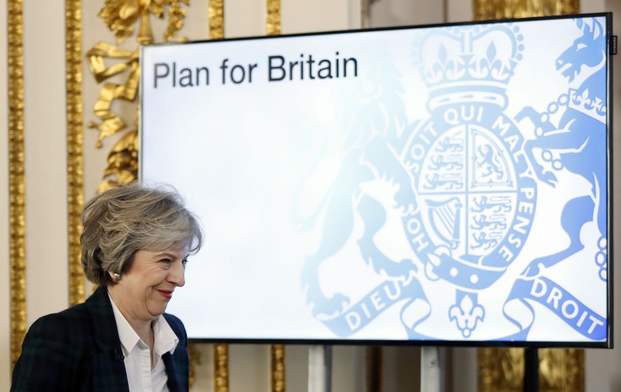 De Britse premier Theresa May voor haar toespraak waarin ze zegt voor een harde Brexit te willen gaan.