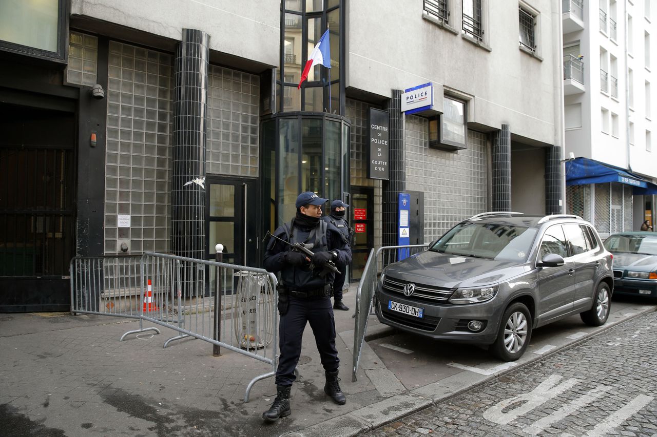 Agenten bewaken het politiebureau in Parijs waar donderdag een man met een slagersmes en neppe bomgordel probeerde binnen te dringen.