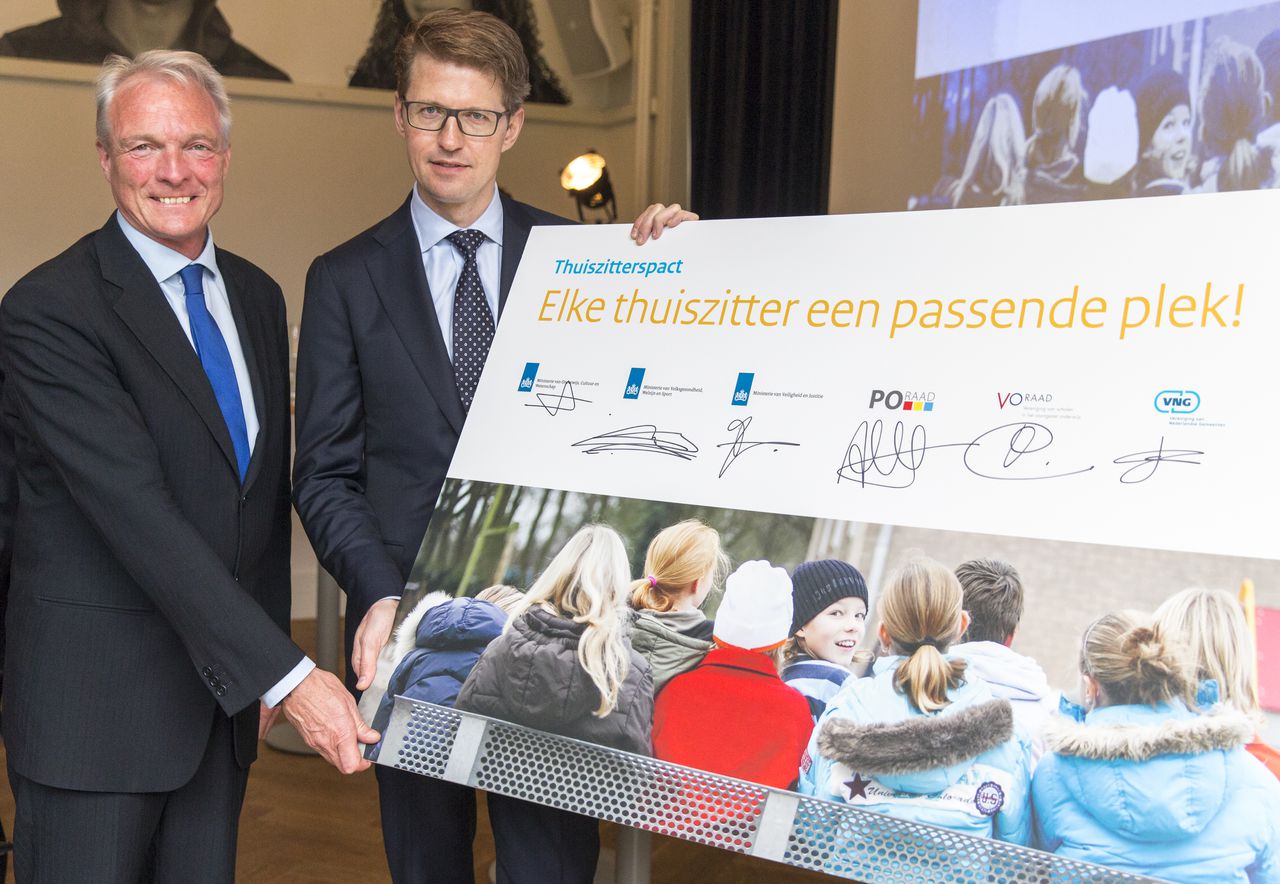 Staatssecretarissen Sander Dekker (Onderwijs) en Martin van Rijn (Volksgezondheid) tekenen in de zomer van 2016 het Thuiszitterspact. Links de voormalig kinderombudsman Marc Dullaert.