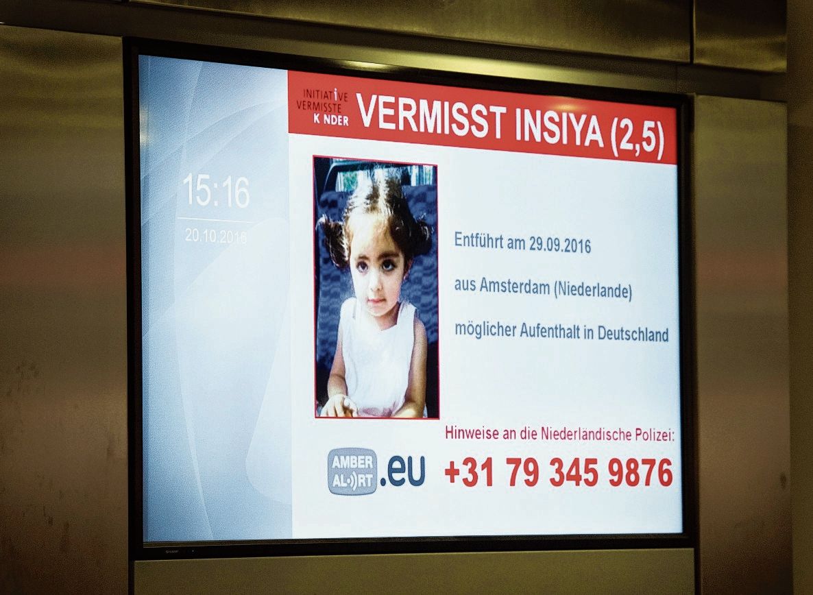 De Amber Alert voor Insiya werd ook getoond in Duitsland, waar ze naar haar ontvoering naartoe werd gebracht.