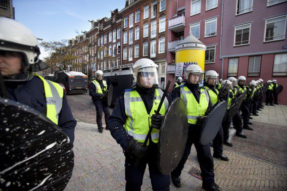 ME'ers vorig jaar november bij de ontruiming van een kraakpand in Amsterdam. Foto Hollandse Hoogte / Elmer van der Marel