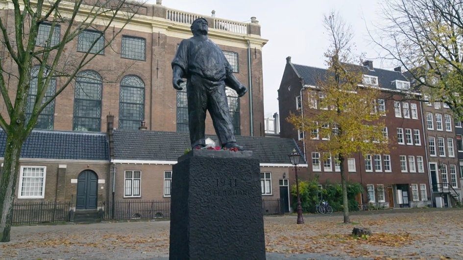 De Dokwerker op het Jonas Daniël Meijerplein in Amsterdam, waar de joodse gemeenschap zelf een monument had willen plaatsen. Beeld uit de documentaire ‘Gaat dit over ons? Nederland Polderland’.