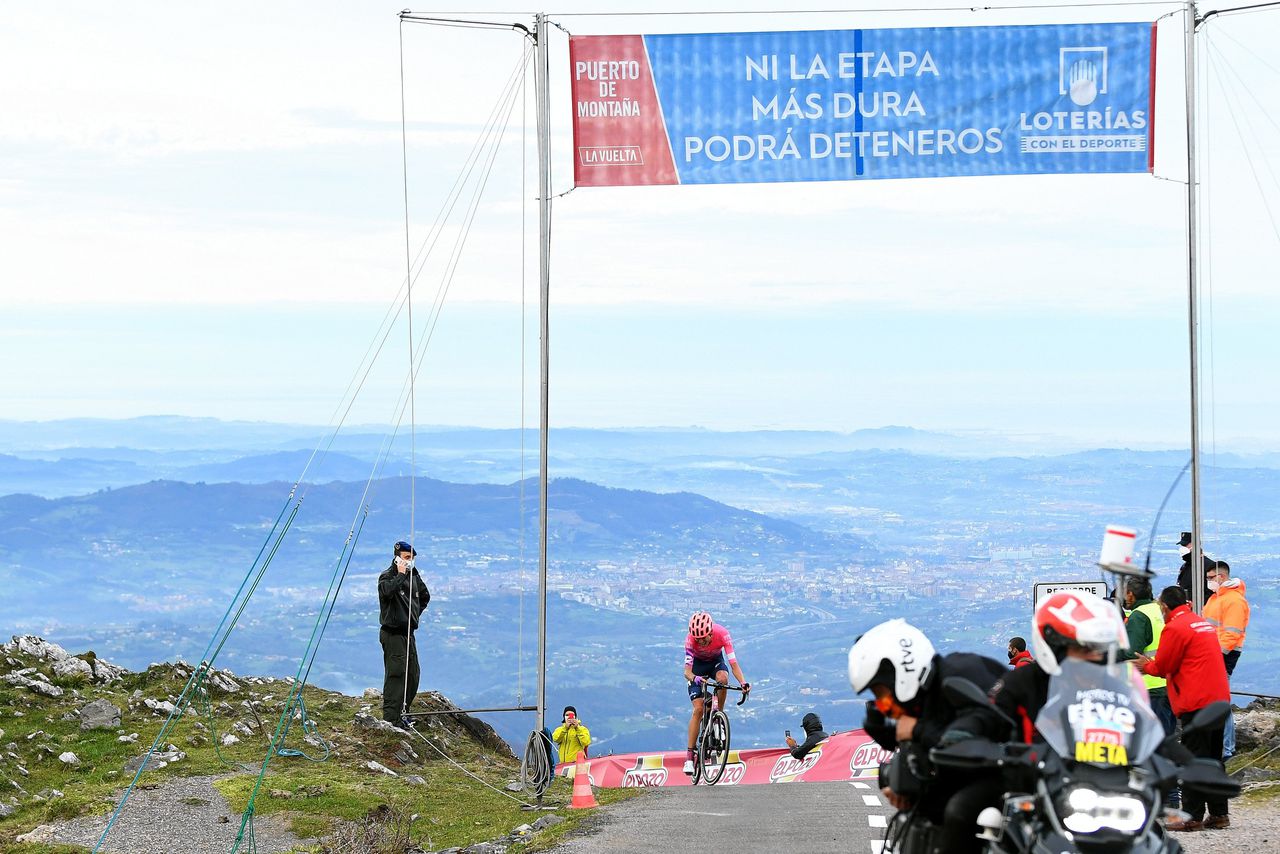 De Brit Hugh Carthy tijdens de beklimming van de Angliru. Hij won zondag de twaalfde etappe van de Vuelta.
