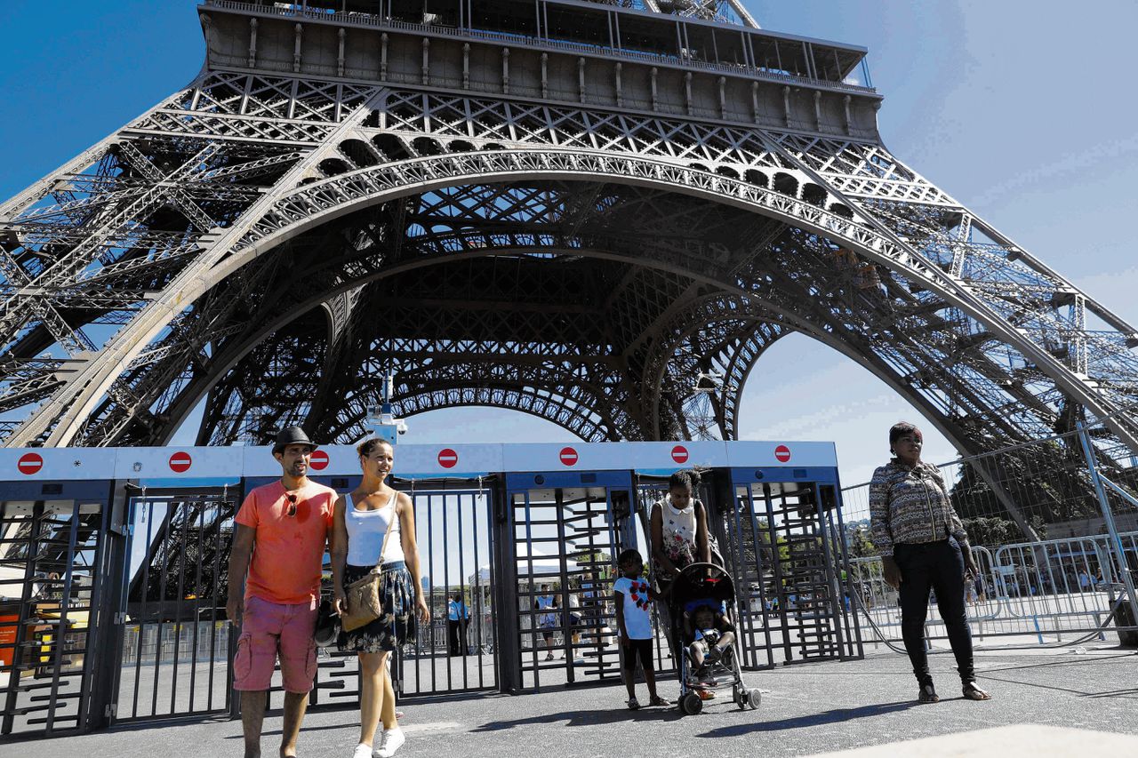 Eiffeltoren wellicht omringd met muur van kogelvrij glas 