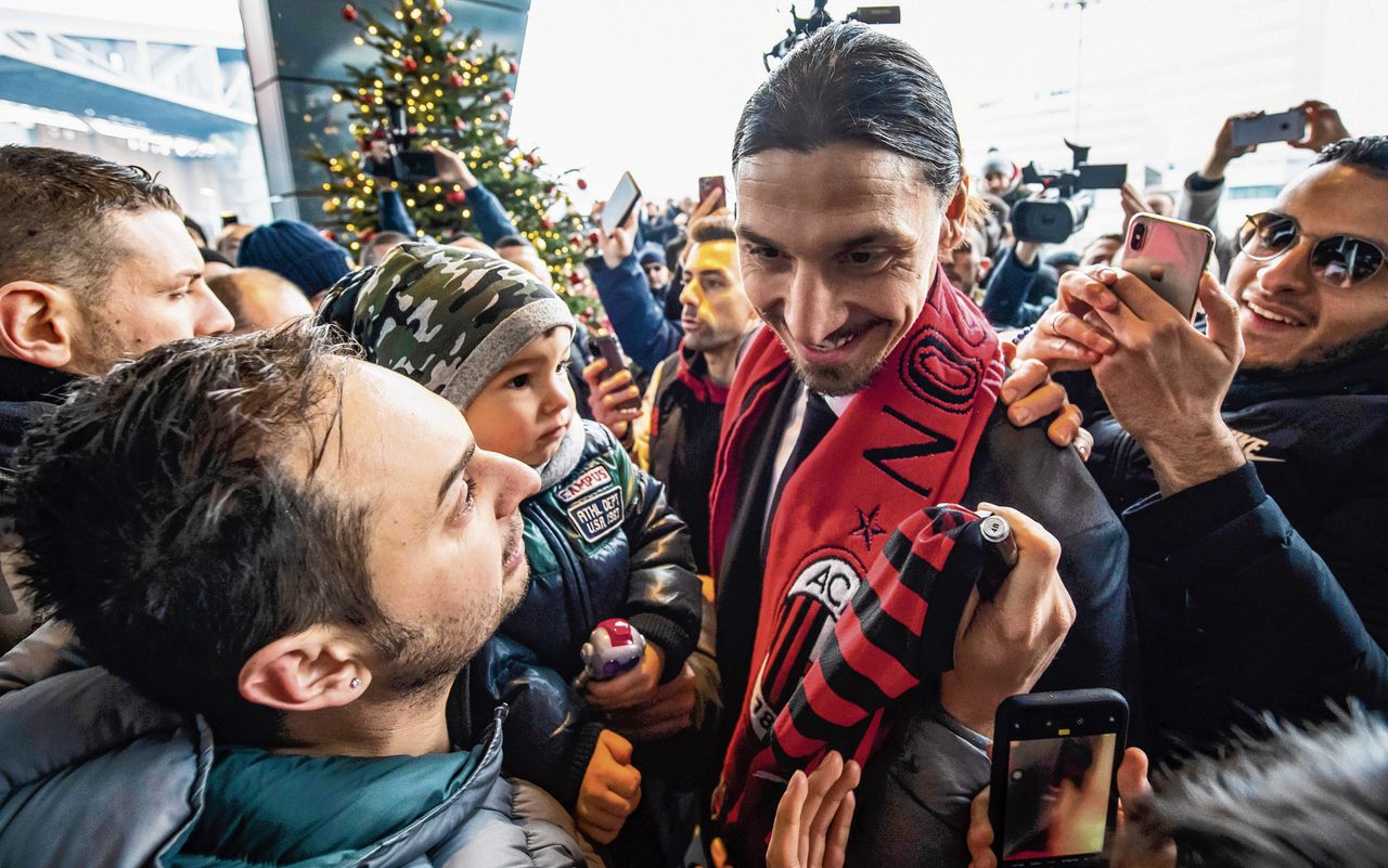 Zlatan Ibrahimovic wordt welkom geheten door supporters van AC Milan.