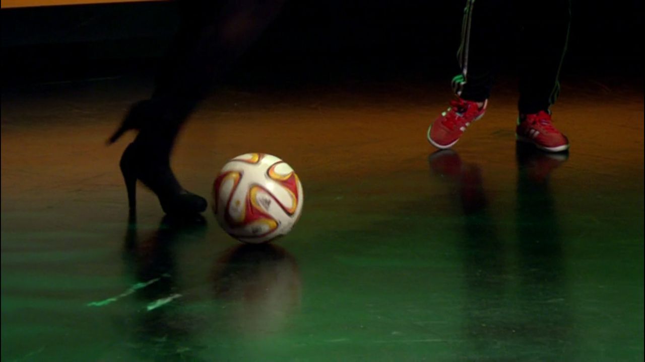 Emily Maitlis trapt een balletje ter ere van Johan Cruijff, in 'Newsnight' (BBC2)