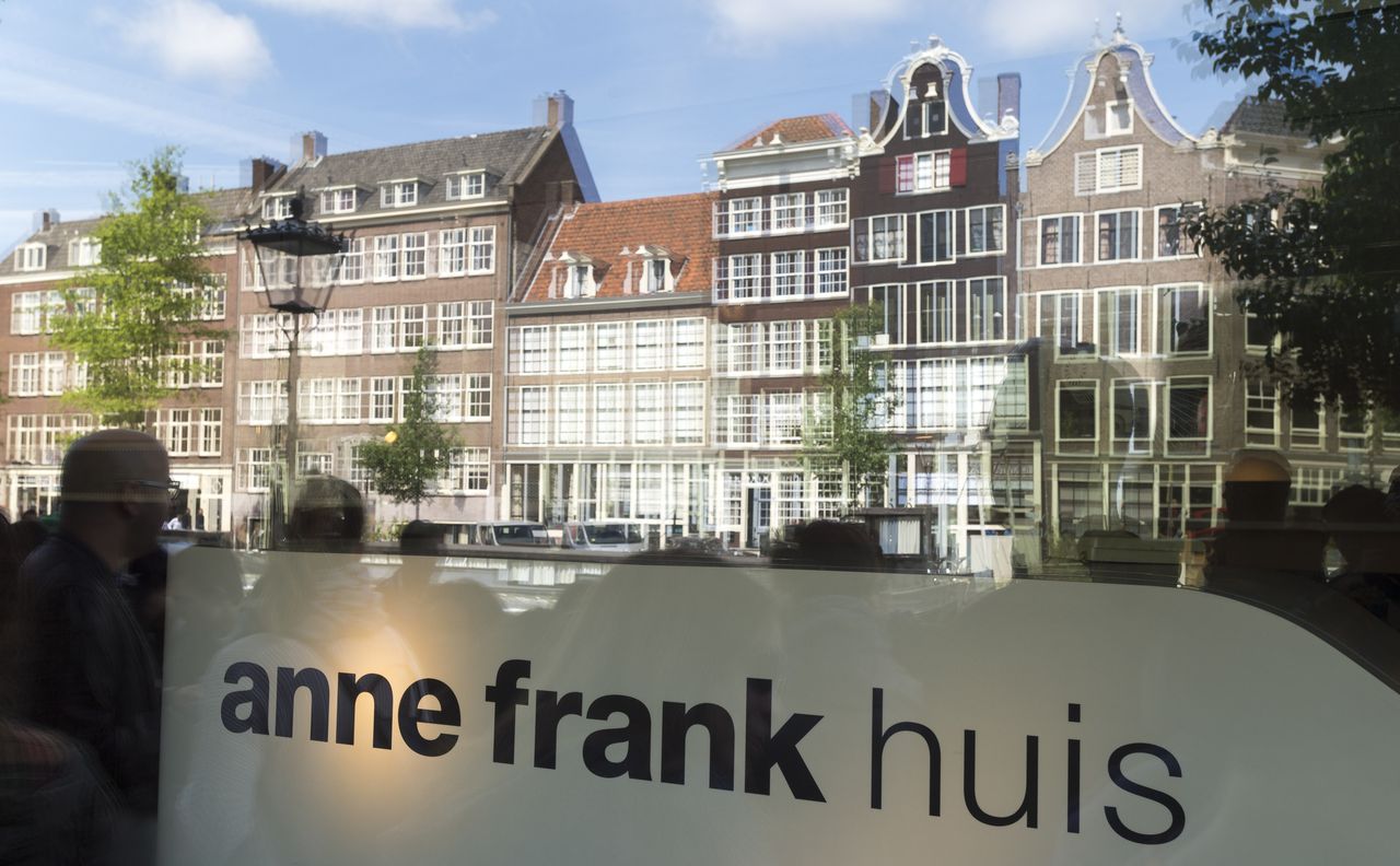 Toeristen bij het Anne Frank huis in Amsterdam.