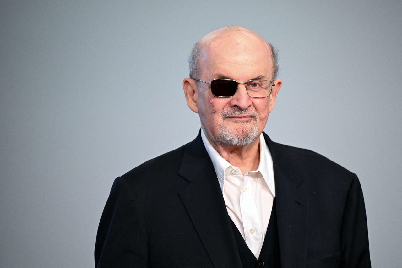 Salman Rushdie schreef <b>Mes</b> over de aanslag op zijn leven: ‘Dichter bij de dood dan dit kom je niet.’ 