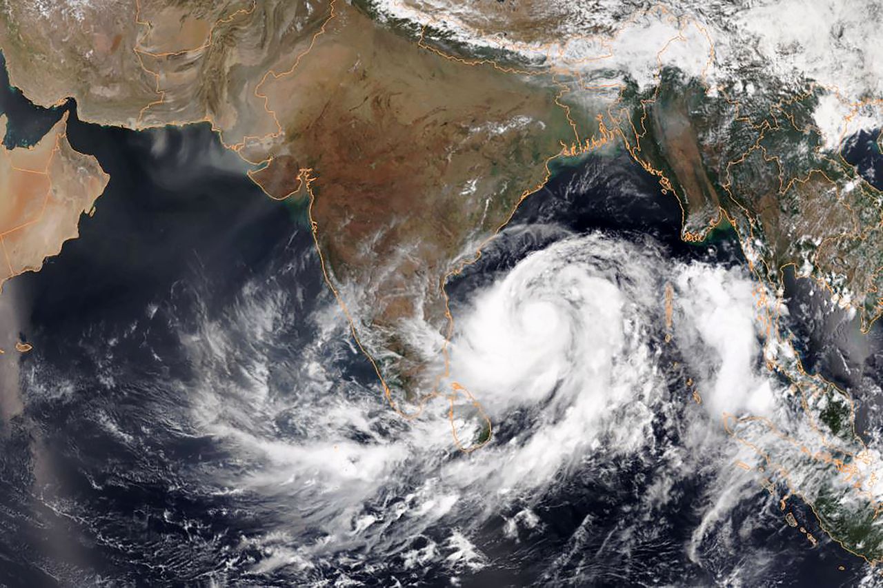 Op beeld van het Amerikaanse nationale meteorologische instituut (NOAA) is de tropische storm Fani, boven de Golf van Bengalen.