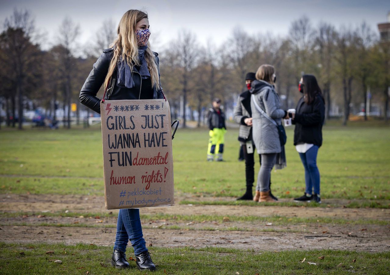 Belangstellenden betuigen op de Koekamp in Den Haag steun aan de protesten in Polen tegen de veranderingen in de abortuswet en voor toegang tot legale abortus.
