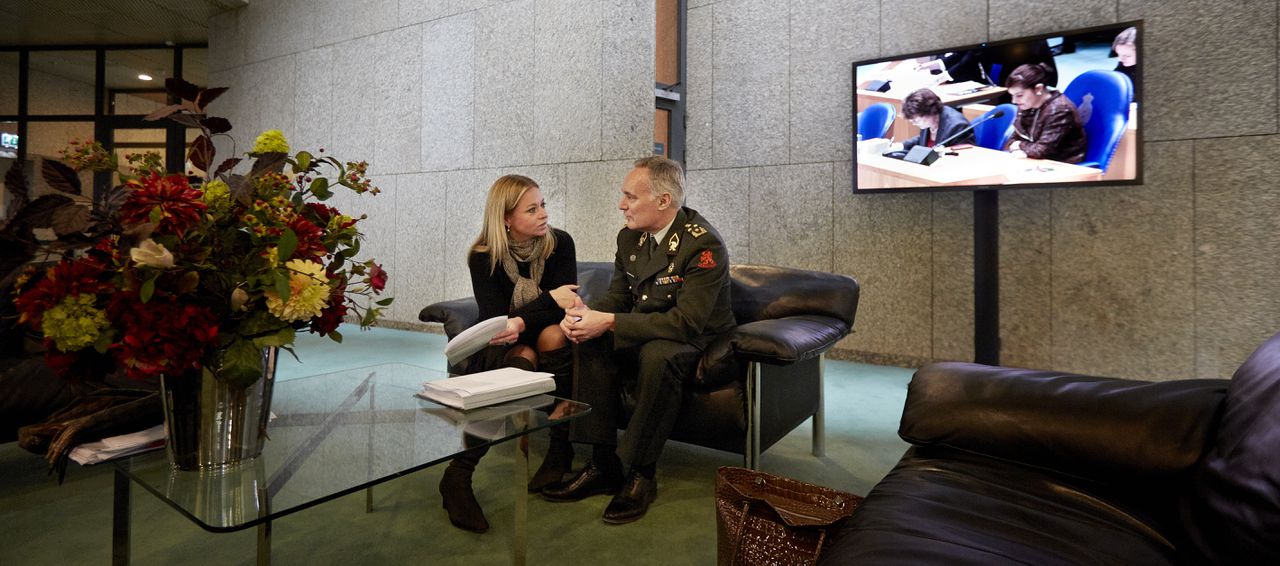 Commandant der Strijdkrachten generaal Tom Middendorp en minister van Defensie Jeanine Hennis-Plasschaert voor aanvang van het debat in de Tweede Kamer, gisteravond.