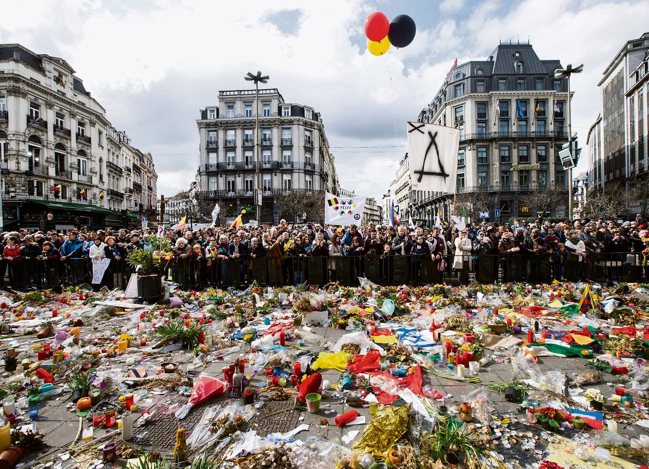 Bloemen en kaarsen tijdens de Mars tegen Terreur en Haat in Brussel.