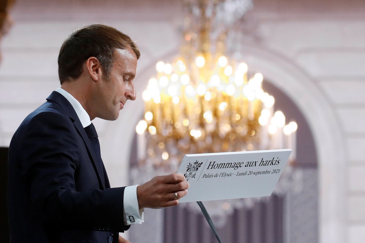 President Emmanuel Macron haalt het bordje met de tekst „eerbetoon aan de harki’s” weg voor hij maandag zijn speech houdt in het Élisée, waarin hij zijn excuses aanbiedt voor hoe deze Algerijnen, die met Frankrijk meevochten in de Algerijnse onafhankelijheidsoorlog, zijn behandeld.