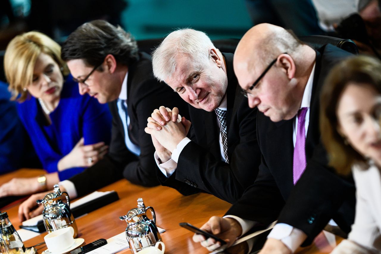 De Duitse minister van Binnenlandse Zaken, Horst Seehofer (midden), bij het aantreden van het nieuwe Duitse kabinet, in maart. Merkels coalitiegenoot ontpopt zich ook tot haar belangrijkste politieke tegenspeler. Foto Clemens Bilan/EPA
