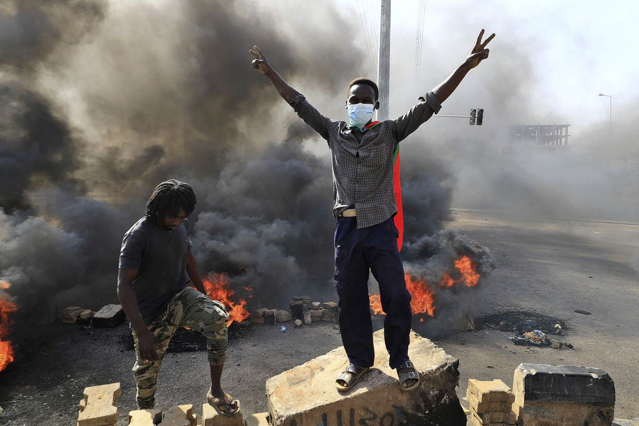 Bewoners van de Soedanese hoofdstad Khartoem gingen maandagochtend de straat op om te protesteren tegen een militaire staatsgreep.