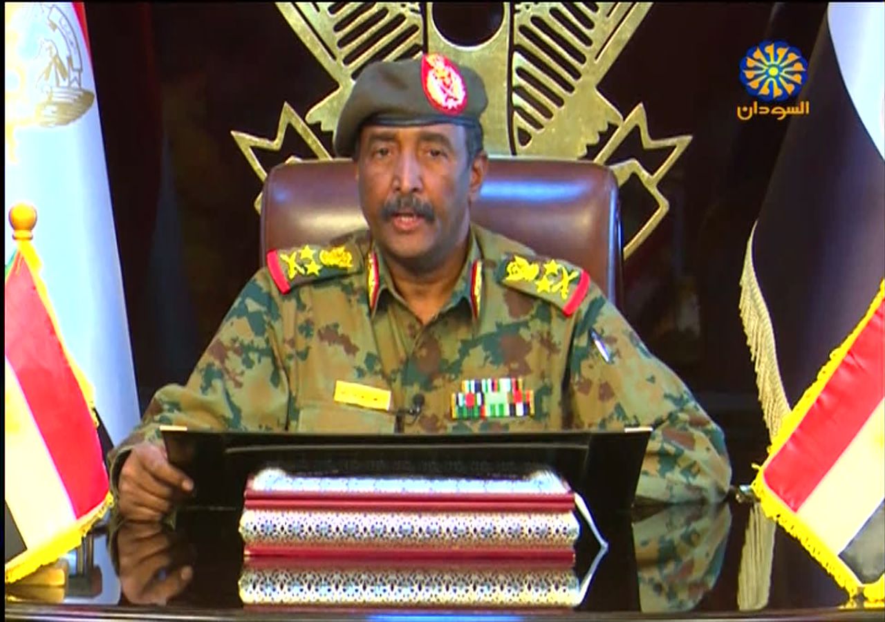 Nieuwe leider Soedan ‘luistert naar volk’, laat gevangenen vrij 