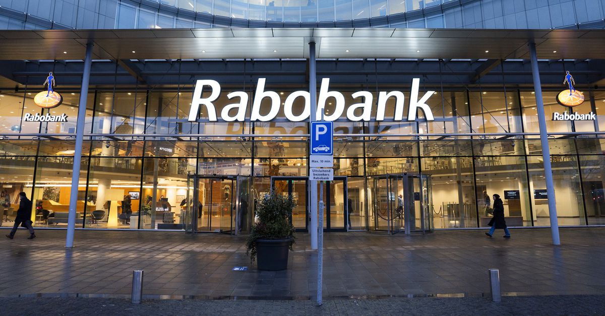 Rabobank: winst stabiel, meer geld in stroppenpot