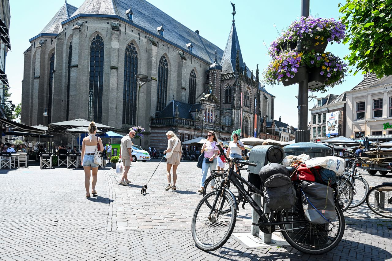 Gewapend met water, zonnebrand en een praatje trotseert de Zwolse straatwerker de verzengende hitte om daklozen te helpen