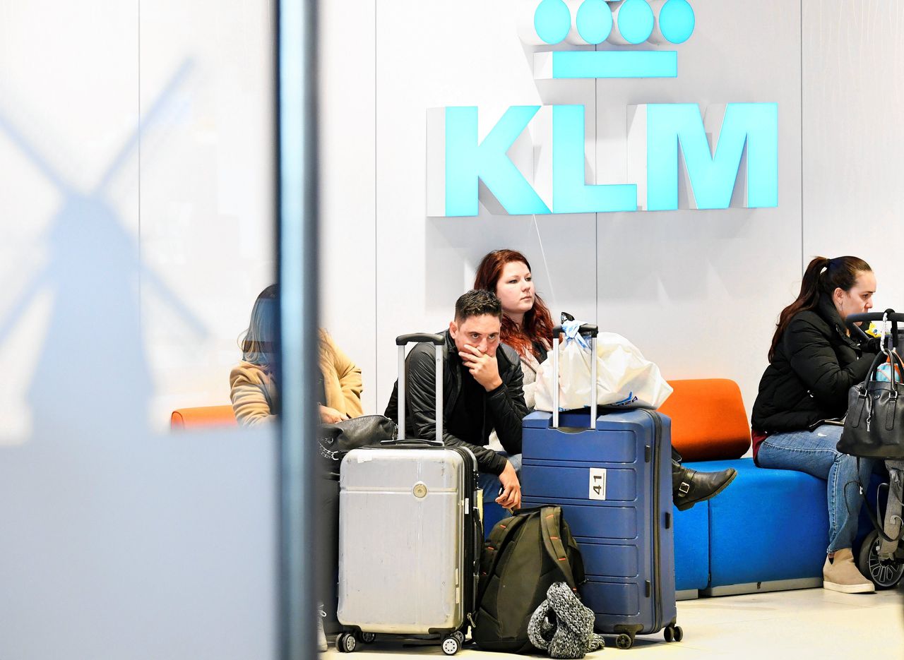 Wachtende reizigers op Schiphol. Nederlanders mogen de VS zeker tot 13 april niet meer in.