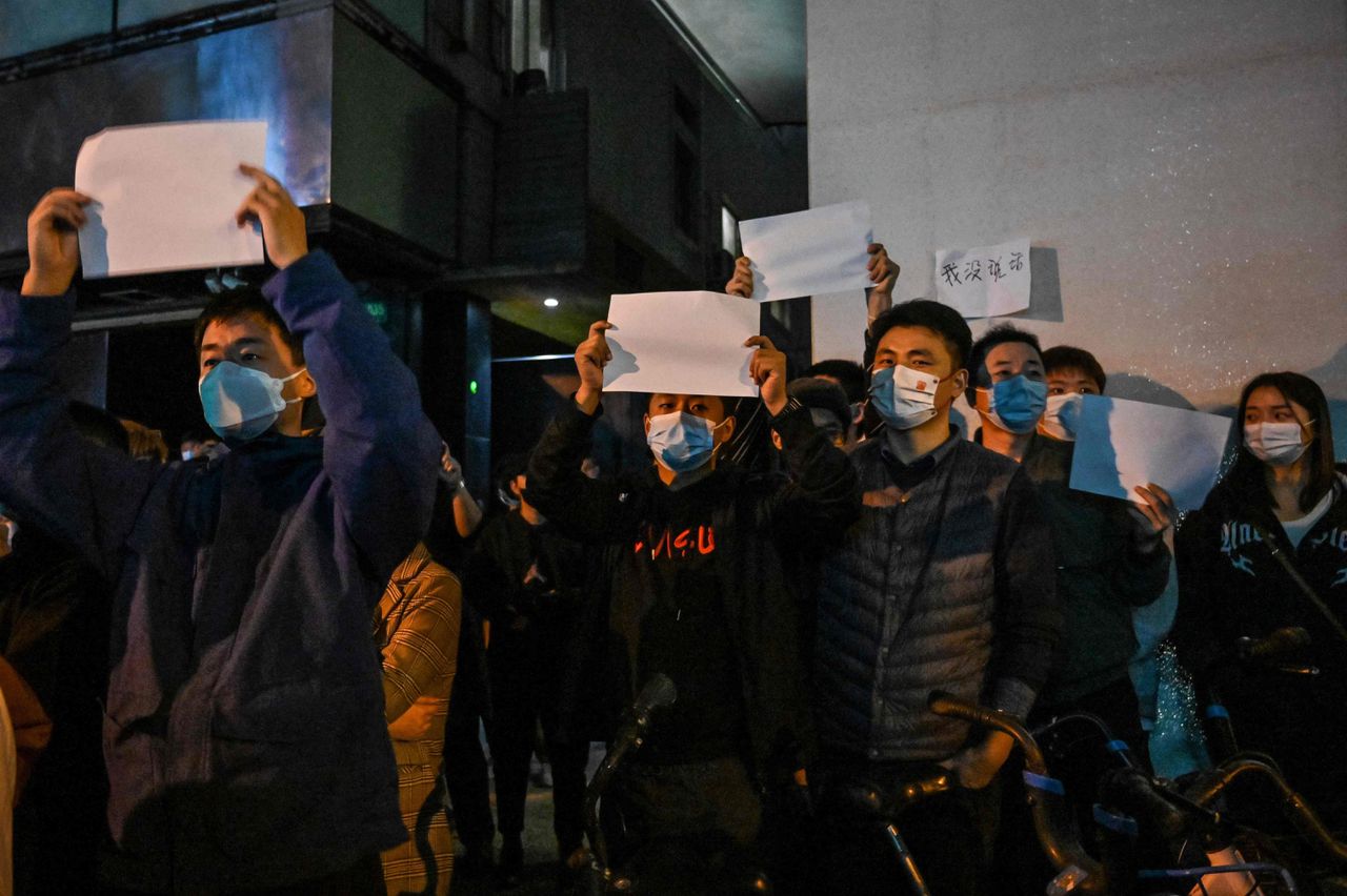 Demonstranten in Shanghai hielden zondag blanco vellen papier op om hun onvrede te uiten zonder iets te zeggen dat in China verboden is.