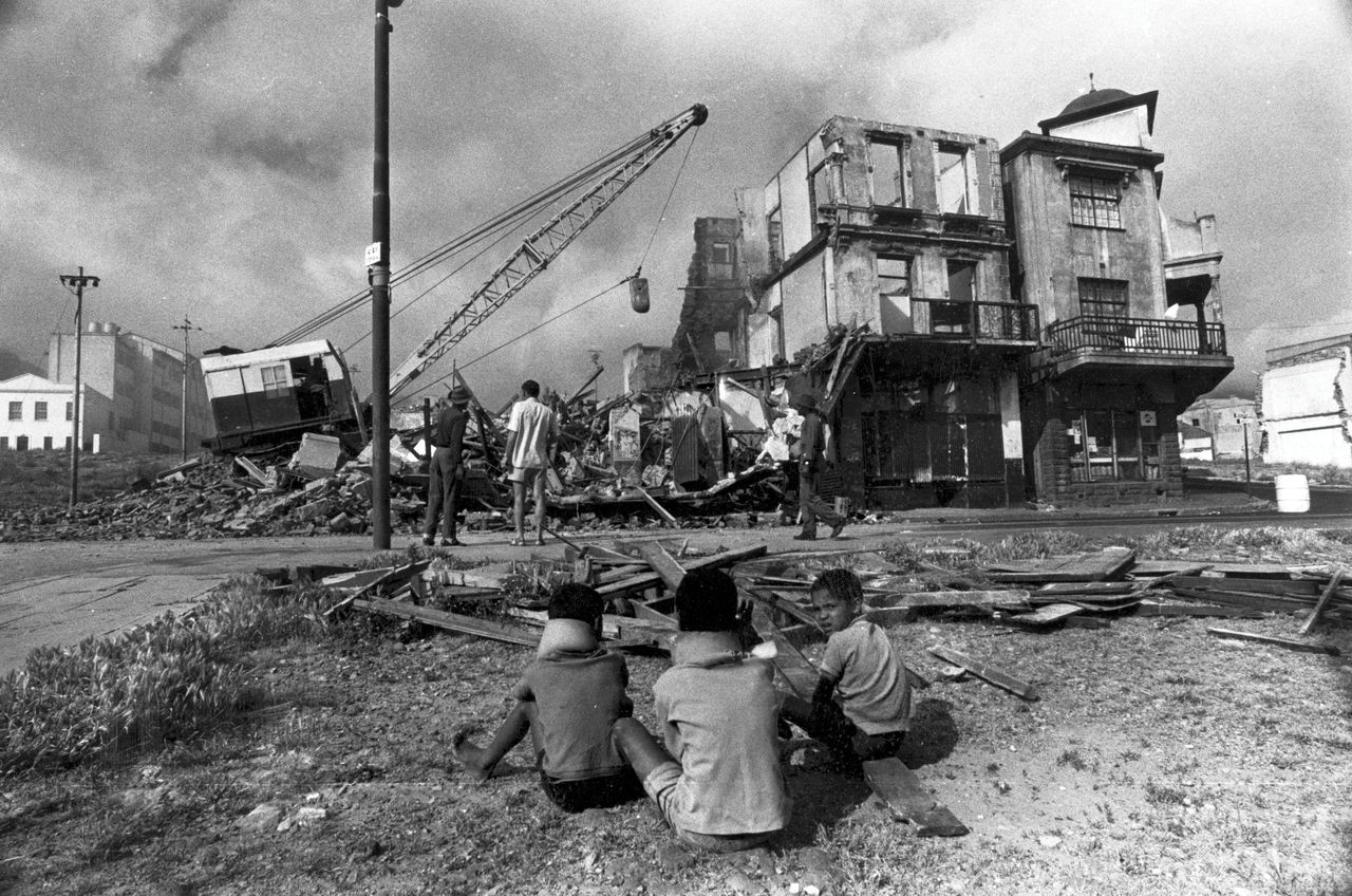 Huizen worden gesloopt in district 6 in Kaapstad, in 1974.