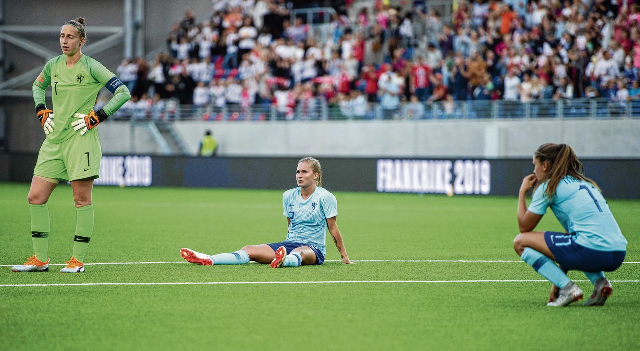 4 september 2018: Keeper Sari van Veenendaal, Desiree van Lunteren en Lieke Martens (rechts) na de verloren WK-kwalificatiewedstrijd tegen Noorwegen