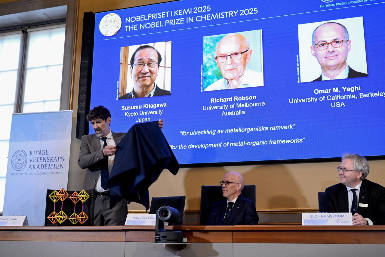 Nobel Prize winners created large spaces to trap molecules
