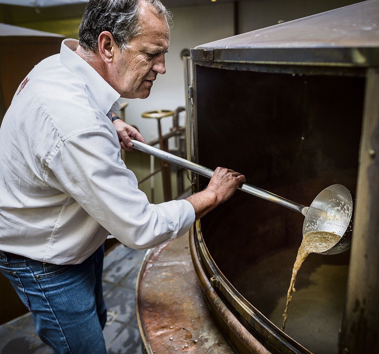 Brouwmeester Maurice Diks aan het werk in de Texelse Bierbrouwerij.