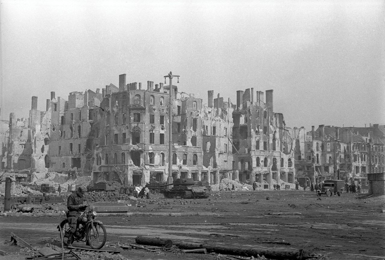 Blik op Berlijn ten noordoosten van de Alexanderplatz, op 1 mei 1945.