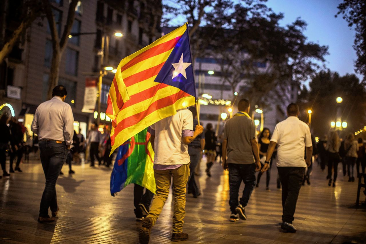 Man met een Catalaanse vlag in het centrum van Barcelona. Foto Santi Palacios/AP