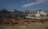 Una vista general muestra el muro del apartheid israelí que separa áreas en Cisjordania en el camino a Jerusalén, el 4 de noviembre de 2024. Samar Hazboun 